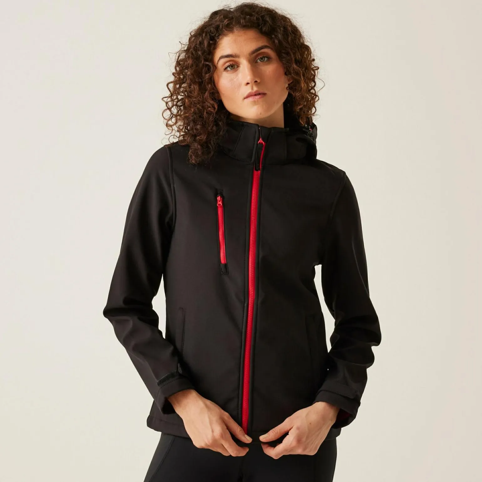 Damski softshell z kapturem Venturer | Czarno-czerwony