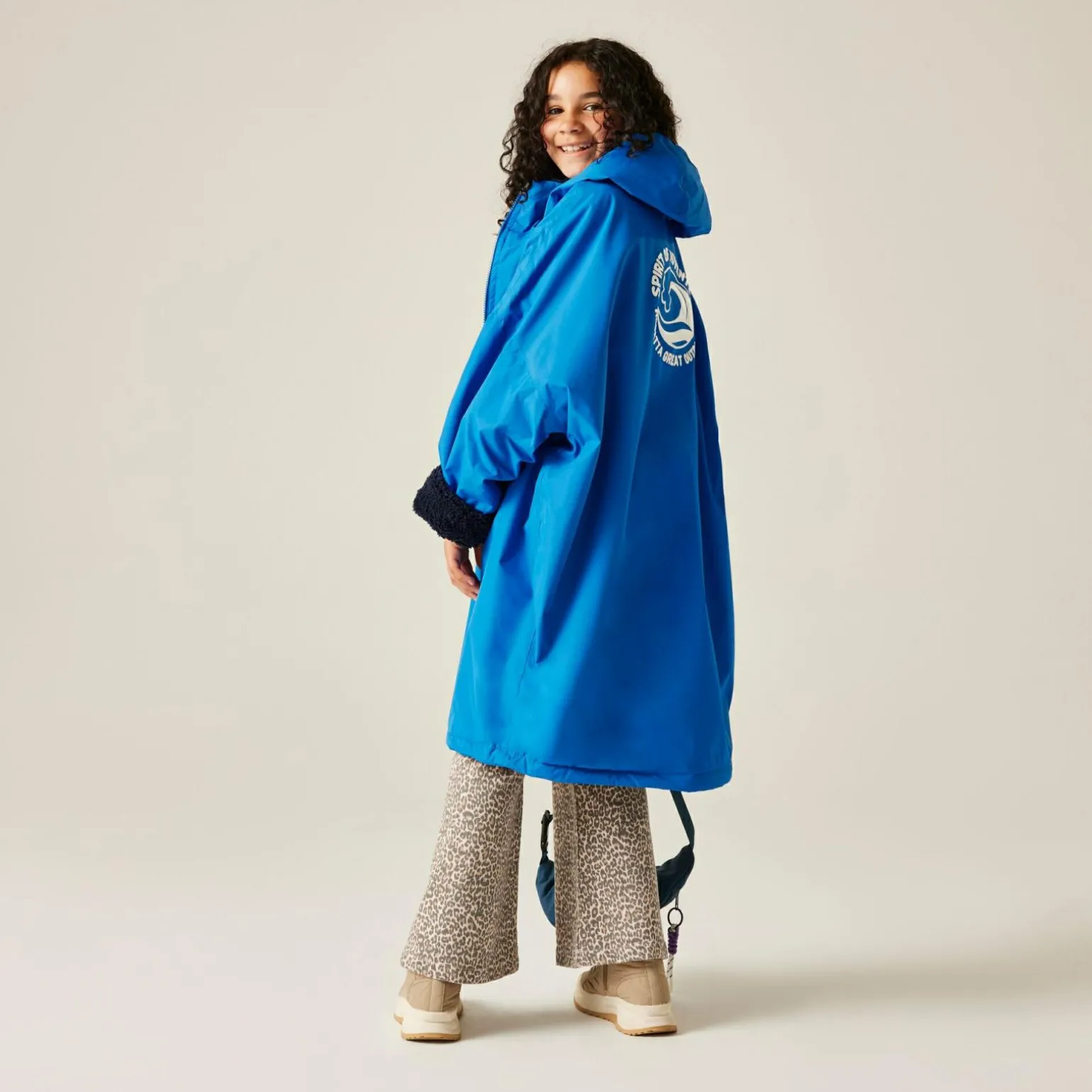 Dziecięcy płaszcz plażowy wodoodporny Junior Changing Robe | Niebiesko-granatowy